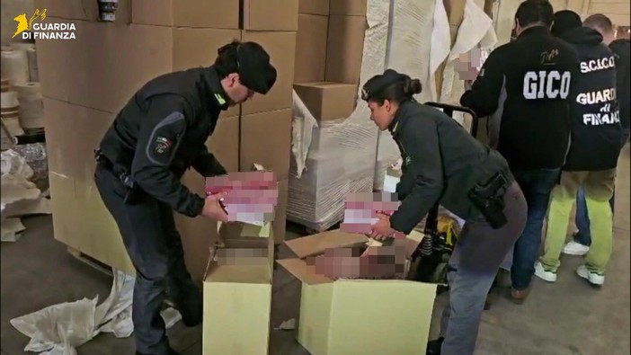 Scoperti tra Pavia e Milano due opifici per la produzione di sigarette contraffatte