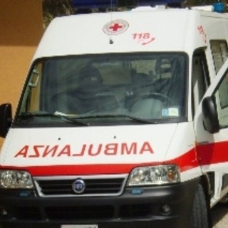 Parona: cade rovinosamente all'interno di un'azienda, ferito un 51enne