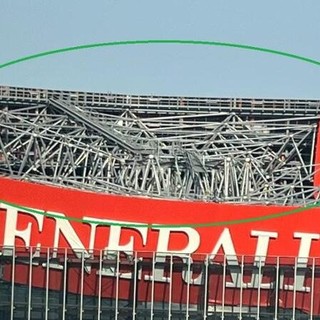 Milano: cede l’insegna delle Generali per il caldo eccezionale. Struttura in sicurezza
