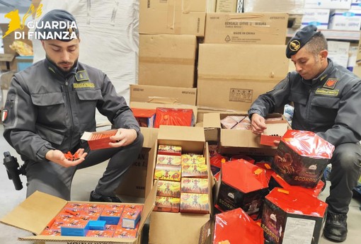Sequestrate 4,5 tonnellate di fuochi d'artificio stoccati senza sicurezza, depositi illegali anche a Gambolò e Mortara