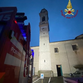 Campanile della chiesa di Garbana colpito da un fulmine, sono intervenute due squadre di Vigili del fuoco