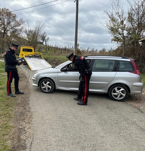 Mezzanino, fugge con l'auto dopo l'alt dei carabinieri: denunciato automobilista 48enne