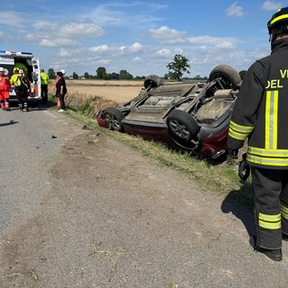 Ottobiano: si ribalta con l'auto sulla provinciale 183, donna 65enne trasportata in elicottero al San Matteo