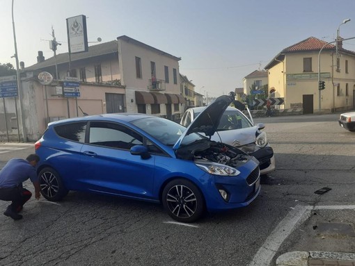 Albonese: scontro tra auto all'incrocio, soccorse due persone Albonese: scontro tra auto all'incrocio, soccorse due persone