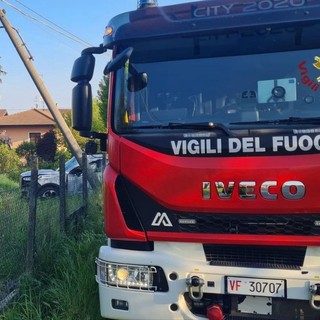 Broni, suv si schianta contro un palo della luce: ferite due persone