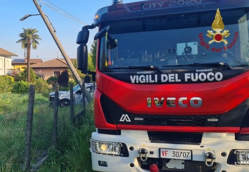Broni, suv si schianta contro un palo della luce: ferite due persone