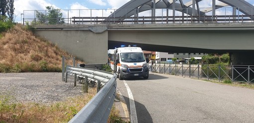 Bernate Ticino: incidente sulla strada alzaia del Naviglio Grande, donna in carrozzina cade e finisce al pronto soccorso