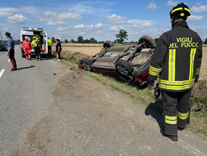 Ottobiano: si ribalta con l'auto sulla provinciale 183, donna 65enne trasportata in elicottero al San Matteo