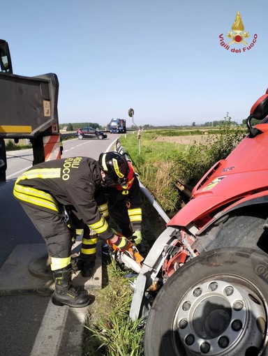 Robbio: rimosso l'autoarticolato uscito di strada ieri pomeriggio sulla ex statale 596