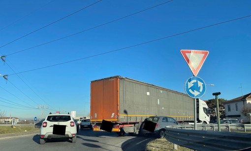 Magenta: auto schiacciata da un camion alla rotonda di via Espinasse
