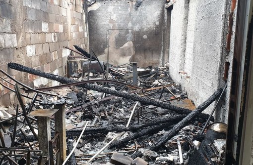 Incendio nella notte a Magenta: distrutto il ripostiglio esterno dell’Ideal, si indaga sulle cause