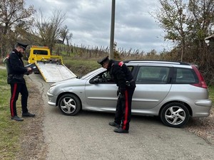 Mezzanino, fugge con l'auto dopo l'alt dei carabinieri: denunciato automobilista 48enne
