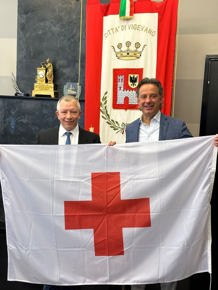 Consegnate le bandiere della Croce Rossa Italiana ai sindaci di Vigevano, Cassolnovo e Gravellona