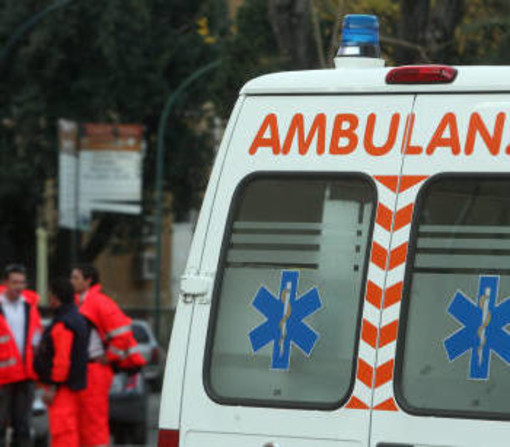 Pavia: auto contro bus delle scuole medie al Vallone, 15 feriti