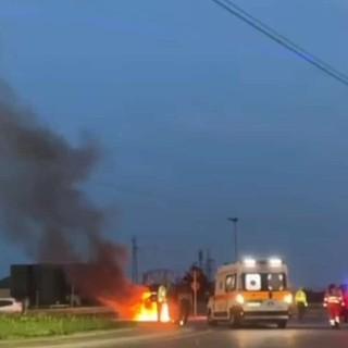 Magenta: tamponamento alla rotonda di via Espinasse, auto prende fuoco