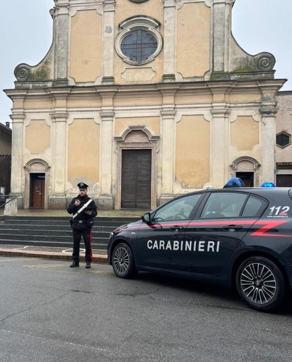 Pieve Porto Morone: rubano nella canonica della chiesa i carabinieri identificano i ladri fuggiti sull'auto del parroco