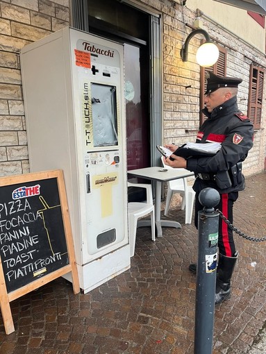 Oltrepò: sorpreso a scassinare distributore di sigarette, 41enne bloccato dai Carabinieri Oltrepò: sorpreso a scassinare distributore di sigarette, 41enne bloccato dai Carabinieri