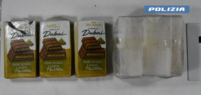 Torrevecchia Pia, 40enne arrestato dalla squadra mobile per detenzione ai fini di spaccio. Sequestrati quasi un chilo di hashish e oltre 13mila euro in contanti