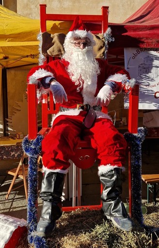 Nella foto Babbo Natale in visita all'associazione abBRAcciAMO di Bra