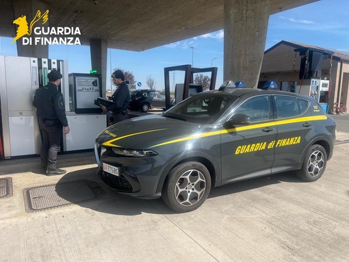 Gdf Pavia, controlli a tappeto sul rispetto dei prezzi da parte dei distributori di carburante: scoperte 14 irregolarità Gdf Pavia, controlli a tappeto sul rispetto dei prezzi da parte dei distributori di carburante: scoperte 14 irregolarità