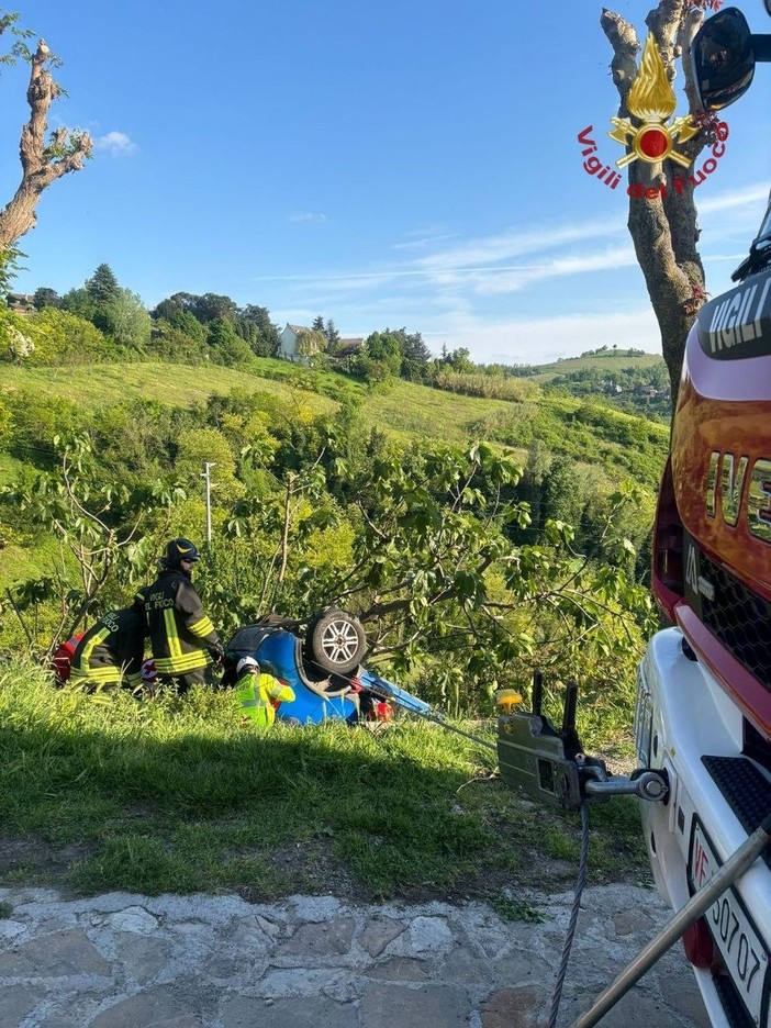 Oltrepò, esce di strada e si ribalta con l'auto vicino a una scarpata