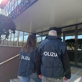 Pavia, tenta il furto al supermercato e spintona la guardia per fuggire: tre persone deferite dalla Polizia di Stato per rapina impropria