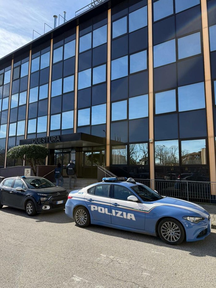 Pavia, fuga spericolata in scooter e spaccio di droga: la Polizia di Stato blocca e denuncia un cittadino irregolare Pavia, fuga spericolata in scooter e spaccio di droga: la Polizia di Stato blocca e denuncia un cittadino irregolare