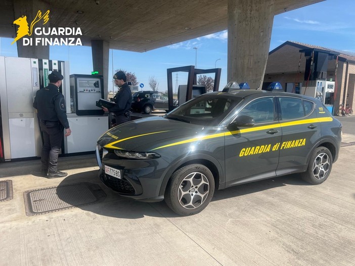 Gdf Pavia, controlli a tappeto sul rispetto dei prezzi da parte dei distributori di carburante: scoperte 14 irregolarità Gdf Pavia, controlli a tappeto sul rispetto dei prezzi da parte dei distributori di carburante: scoperte 14 irregolarità