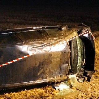 L'auto uscita di strada sulla Robbio-Nicorvo