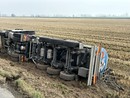 Lomello: autocisterna carica di acido si ribalta sulla statale 756, strada chiusa al traffico veicolare