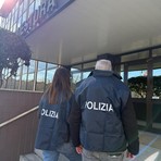 Pavia, tenta il furto al supermercato e spintona la guardia per fuggire: tre persone deferite dalla Polizia di Stato per rapina impropria