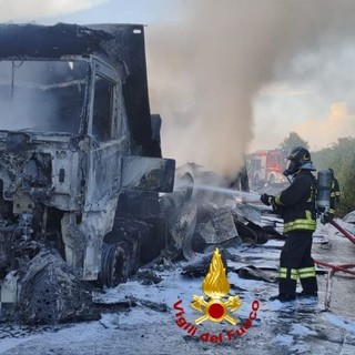 Corteolona: rogo divora autoarticolato, intervengono i Vigili del fuoco