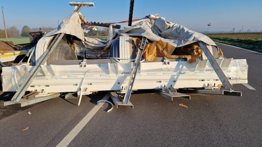 Pieve del Cairo, trasporto eccezionale perde lastre in alluminio sulla statale 211