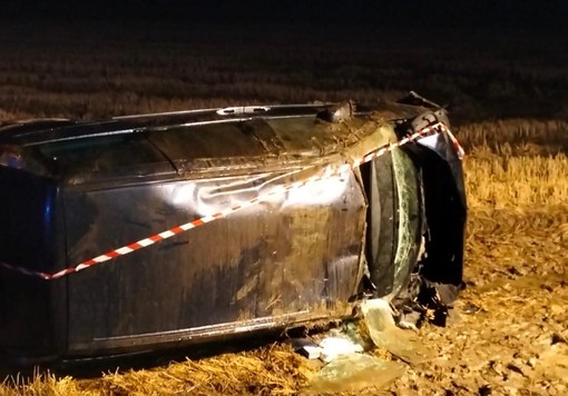 L'auto uscita di strada sulla Robbio-Nicorvo
