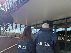 Pavia, tenta il furto al supermercato e spintona la guardia per fuggire: tre persone deferite dalla Polizia di Stato per rapina impropria Pavia, tenta il furto al supermercato e spintona la guardia per fuggire: tre persone deferite dalla Polizia di Stato per rapina impropria