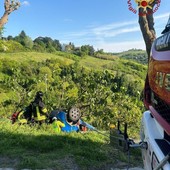 Oltrepò, esce di strada e si ribalta con l'auto vicino a una scarpata