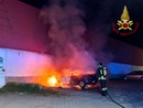 Lomellina: auto in fiamme sulla provinciale 211, vigili del fuoco in azione nella notte