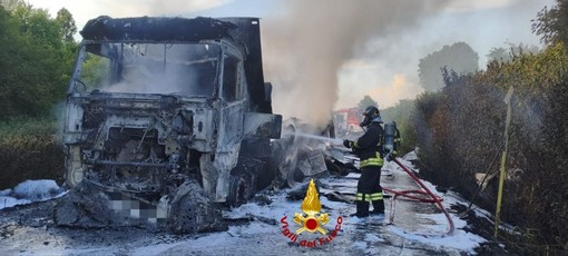 Corteolona: rogo divora autoarticolato, intervengono i Vigili del fuoco Corteolona: rogo divora autoarticolato, intervengono i Vigili del fuoco