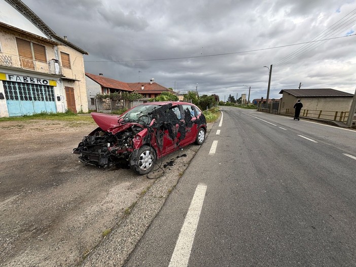 Valle: camion carico di fanghi si scontra con un'auto, illesi i conducenti