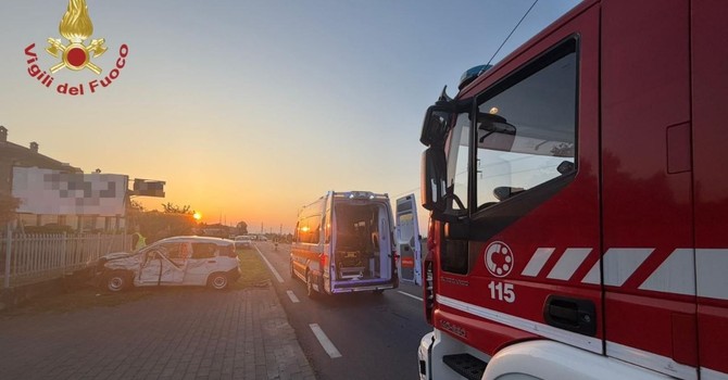 Sannazzaro, scontro tra auto sulla statale 755: soccorse tre persone