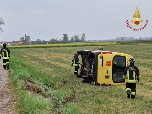 Cassolnovo: scuolabus esce di strada sulla via del ritorno, soccorsi i 9 bambini a bordo Cassolnovo: scuolabus esce di strada sulla via del ritorno, soccorsi i 9 bambini a bordo