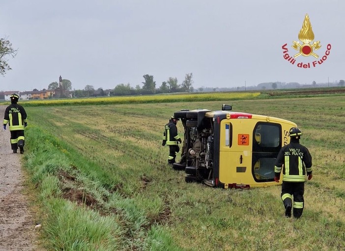 Cassolnovo: scuolabus esce di strada sulla via del ritorno, soccorsi i 9 bambini a bordo