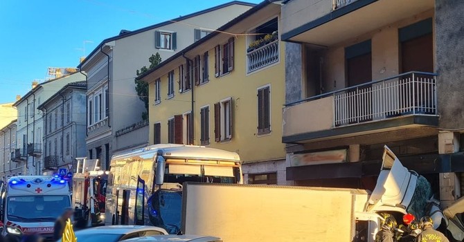 Stradella, scontro tra furgone e pullman carico di studenti: ferite lievemente cinque persone