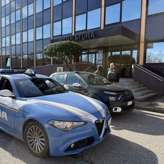 Pavia, la Polizia di Stato ferma un uomo con una videocamera del valore di 500 euro dopo un inseguimento in bicicletta. Denunciato per ricettazione
