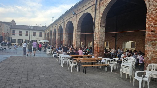 Pieve del Cairo: 400 persone in Corte Grande per la seconda edizione della &quot;Pizzata Benefica&quot;. Le immagini