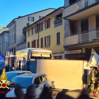 Stradella, scontro tra furgone e pullman carico di studenti: ferite lievemente cinque persone