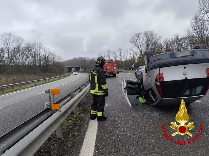 San Martino Siccomario, si ribalta con l'auto nella tangenziale: ferita una 36enne