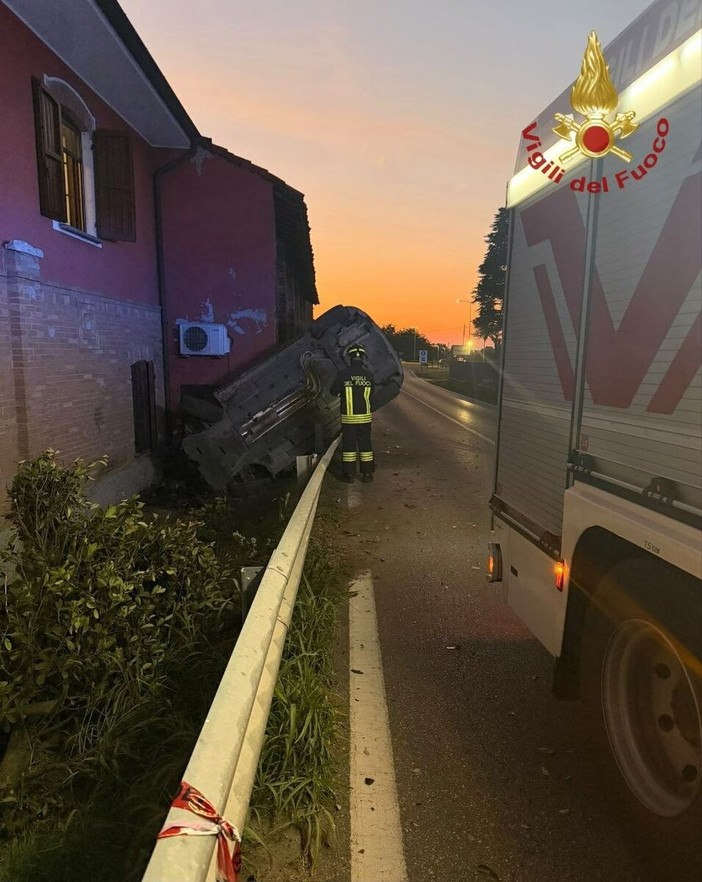 Vistarino, esce di strada con l'auto sulla provinciale 235: soccorsa una 23enne Vistarino, esce di strada con l'auto sulla provinciale 235: soccorsa una 23enne