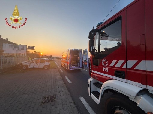 Sannazzaro, scontro tra auto sulla statale 755: soccorse tre persone