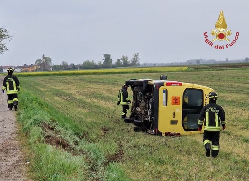 Cassolnovo: scuolabus esce di strada sulla via del ritorno, soccorsi i 9 bambini a bordo